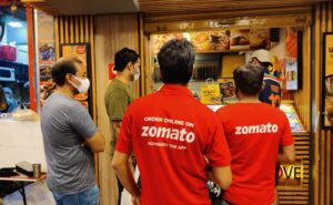 नवे स्टार्टअप मैदानात वाढत्या कमीशनमुळे जे रेस्टॉरंट्स Swiggy आणि Zomato पासून दूर जात आहेत ते नव्या स्टार्टअप फूड डिलिव्हरी अॅप्सना पसंती देत आहेत. थ्राइव्ह आणि डॉटपे सारख्या नव्या स्टार्टअप अॅप्सना पसंती मिळू लागली आहे. जे अत्यंत कमी ५ ते ६ टक्क्यांच्या कमीशनवर काम करत आहेत. हे स्टार्टअप्स आता Swiggy आणि Zomato ला पर्याय म्हणून उदयास येऊ लागले आहेत. स्विगी आणि झोमॅटोच्या वाढत्या कमीशनमुळे नाराज झालेले रेस्टॉरंट मालक आता नव्या प्लॅटफॉर्मच्या दिशेनं पसंती देत आहेत. 